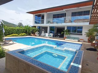 VENTA DE CABAÑA MODERNA EN SAN JERONIMO