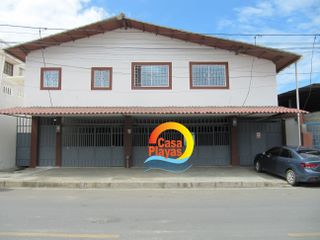 Casa Rentera de Venta en El Centro de Playas con 2 Locales Comerciales