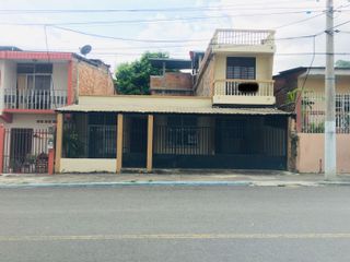 Casa Grande con Terraza en Venta en Portoviejo Cerca al Colegio Informática