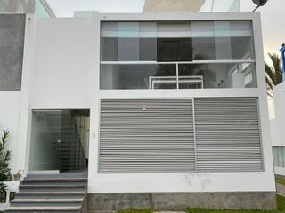 Moderna, impecable y preciosa casa de playa en en exclusivo condominio de playa (km 65Panamericana Sur).Excelente ubicación con 2 vistas, una hacia el mar y otra hacia un parque.