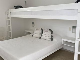 Moderna, impecable y preciosa casa de playa en en exclusivo condominio de playa (km 65Panamericana Sur).Excelente ubicación con 2 vistas, una hacia el mar y otra hacia un parque.