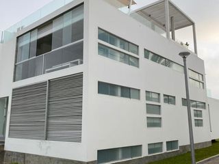 Moderna, impecable y preciosa casa de playa en en exclusivo condominio de playa (km 65Panamericana Sur).Excelente ubicación con 2 vistas, una hacia el mar y otra hacia un parque.