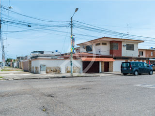 Casa de Venta con Piscina en Av. Madero Vargas a pocos metros ECU911, Machala