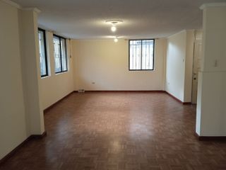 OPORTUNIDAD Urbanización privada El Condado venta amplio y confortable departamento de 230 m2. 3 dormitorios, en planta baja.