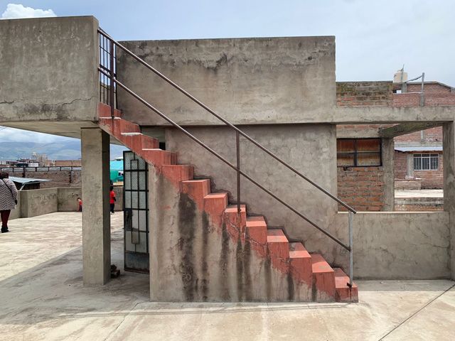 Vendo linda casa de 3 pisos  mas Tienda  -  En esquina  - Pio Pata - Huancayo –