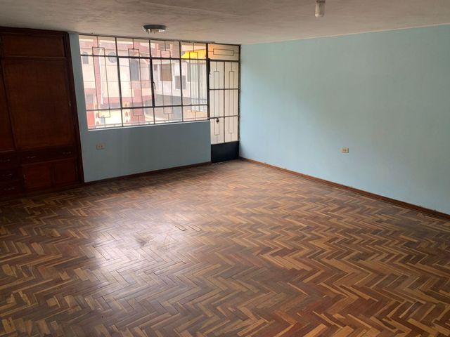 Vendo linda casa de 3 pisos  mas Tienda  -  En esquina  - Pio Pata - Huancayo –