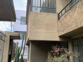Vendo linda casa de 3 pisos  mas Tienda  -  En esquina  - Pio Pata - Huancayo –