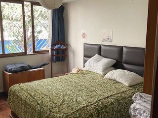 Vendo casa de dos pisos, 300 m2, 4 habitaciones, terraza y jardín- Urb. Higuereta, Surco.