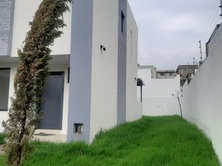 Vendo casas VIP, independientes y con terreno, en Sangolqui, 110m2 de construcción