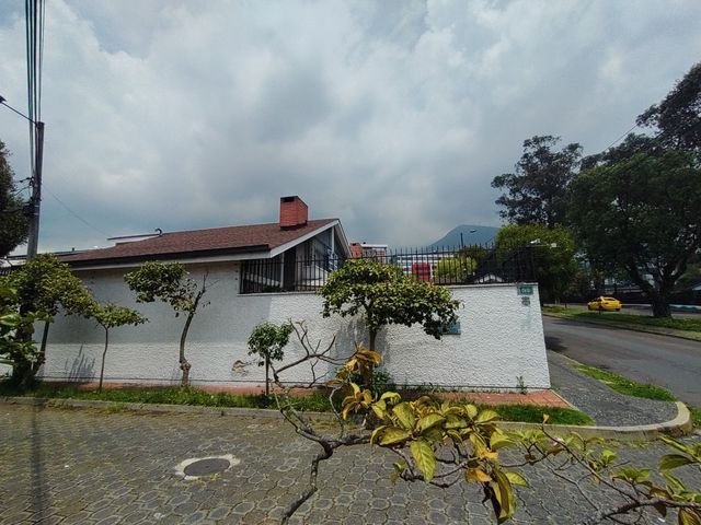 ARRIENDO CASA ESQUINERA DIAGONAL AL HOSPITAL METROPOLITANO AV MARIANA DE JESUS