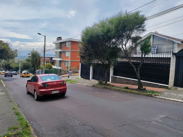 ARRIENDO CASA ESQUINERA DIAGONAL AL HOSPITAL METROPOLITANO AV MARIANA DE JESUS