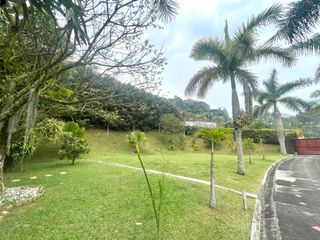 Casa con un lote increible plano y hermosa vista