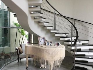 Foto 1 de Venta Casa Samborondon con Dormitorio Master Planta Baja y Planta Alta