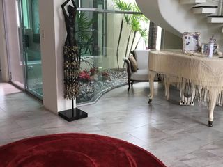 Foto 23 de Venta Casa Samborondon con Dormitorio Master Planta Baja y Planta Alta