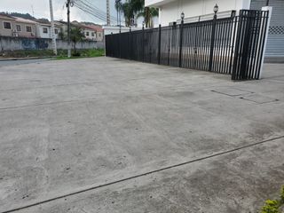 Foto 3 de Local Comercial de alquiler en Av. León Febres Cordero, Galería Comercial.
