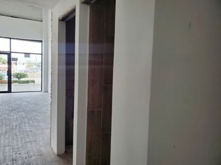 Foto 11 de Local Comercial de alquiler en Av. León Febres Cordero, Galería Comercial.