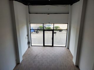 Foto 8 de Local Comercial de alquiler en Av. León Febres Cordero, Galería Comercial.