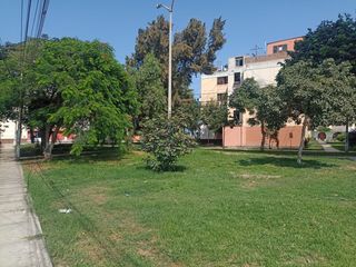Urb. Los Pinos Casa de 229m2 frente a parque