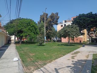 Urb. Los Pinos Casa de 229m2 frente a parque