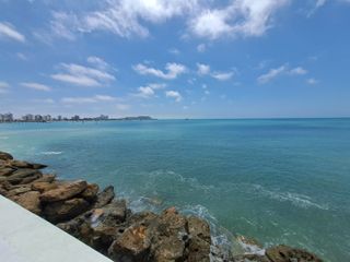 En venta villa al pie del mar en Malecón de Salinas sector San Lorenzo