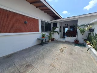 En venta villa al pie del mar en Malecón de Salinas sector San Lorenzo