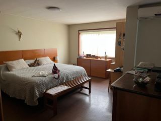 Alquiler impecable casa de 5 dormitorios en Monterrico