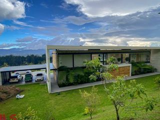 Espectacular casa con diseño arquitectónico de primer nivel