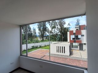Foto 24 de Casa con gran terraza y amplio jardín en urbanización segura.  3 habitaciones con baño.