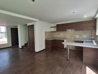 Foto 18 de Casa con gran terraza y amplio jardín en urbanización segura.  3 habitaciones con baño.