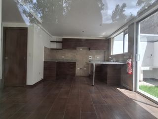 Foto 14 de Casa con gran terraza y amplio jardín en urbanización segura.  3 habitaciones con baño.