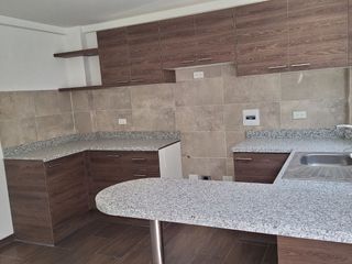 Foto 20 de Casa con gran terraza y amplio jardín en urbanización segura.  3 habitaciones con baño.