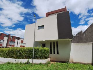 Foto 4 de Casa con gran terraza y amplio jardín en urbanización segura.  3 habitaciones con baño.