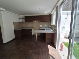 Foto 17 de Casa con gran terraza y amplio jardín en urbanización segura.  3 habitaciones con baño.