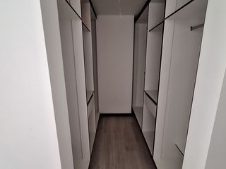 Foto 12 de Casa con gran terraza y amplio jardín en urbanización segura.  3 habitaciones con baño.