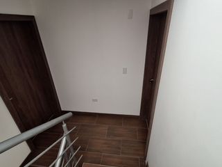 Foto 10 de Casa con gran terraza y amplio jardín en urbanización segura.  3 habitaciones con baño.