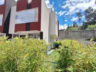 Foto 3 de Casa con gran terraza y amplio jardín en urbanización segura.  3 habitaciones con baño.