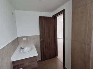 Foto 13 de Casa con gran terraza y amplio jardín en urbanización segura.  3 habitaciones con baño.