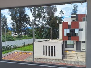 Foto 25 de Casa con gran terraza y amplio jardín en urbanización segura.  3 habitaciones con baño.