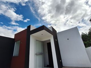 Foto 5 de Casa con gran terraza y amplio jardín en urbanización segura.  3 habitaciones con baño.