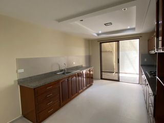 DEPARTAMENTO DE DOS DORMITORIOS EN PLANTA BAJA CON PATIO POSTERIOR EN RENTA, CERCA DEL COLEGIO ANTONIO ÁVILA