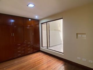 DEPARTAMENTO DE DOS DORMITORIOS EN PLANTA BAJA CON PATIO POSTERIOR EN RENTA, CERCA DEL COLEGIO ANTONIO ÁVILA