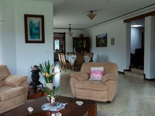 Foto 5 de Lujosa Casa de 4 Dormitorios con Amplia Area Verde en Exclusiva Urbanización El Álamo