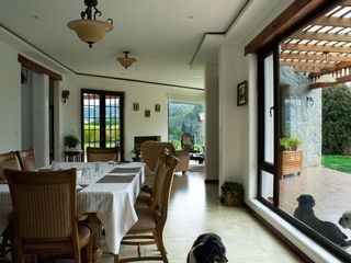 Foto 10 de Lujosa Casa de 4 Dormitorios con Amplia Area Verde en Exclusiva Urbanización El Álamo