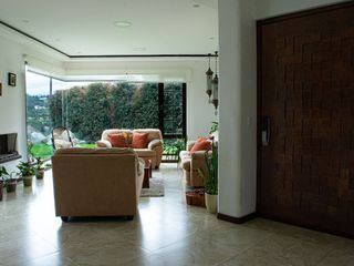 Foto 3 de Lujosa Casa de 4 Dormitorios con Amplia Area Verde en Exclusiva Urbanización El Álamo