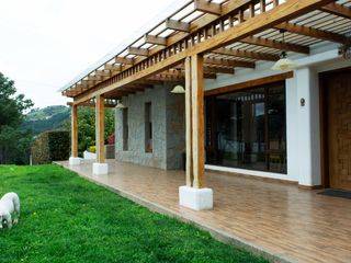Foto 1 de Lujosa Casa de 4 Dormitorios con Amplia Area Verde en Exclusiva Urbanización El Álamo