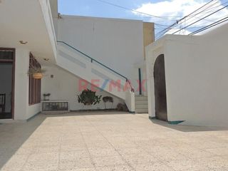 Casa En Venta Con Cochera Frente A Parque Urb. Bancarios C.Delgado