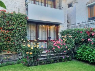 Foto 2 de HERMOSA CASA EN VENTA EN LA CALLE MANUEL UGARTECHE - SELVA ALEGRE