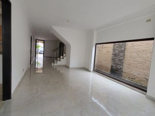 En venta amplia casa en Ciudad Celeste Etapa La Marina, km 9  Vía a Samborondón