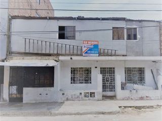 Foto 1 de CERCA AL OVALO AV. JOSE GRANDA REMATO CASA COMO TERRENO 2 PISOS 200M2 $135 MIL DOLARES, VISTA CALLE, UNA CDRA. AVENIDA