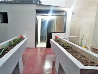 Alquilo amplio Departamento en segundo piso con terracita cerca a parque San Miguel - SILVIA LARA REALTY